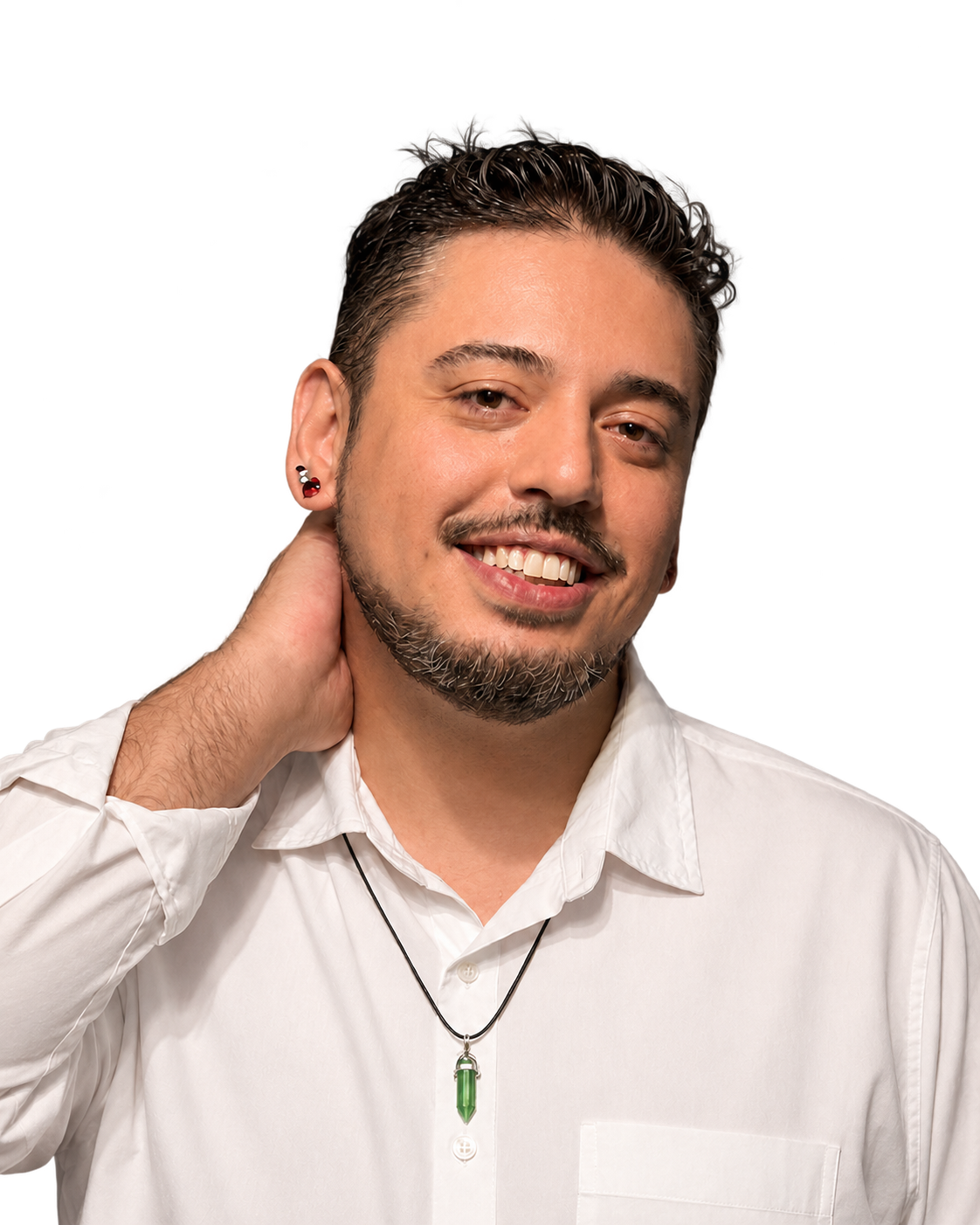 Retrato de Daniel Cavalcante sorrindo diante do símbolo do Instituto Alethinos